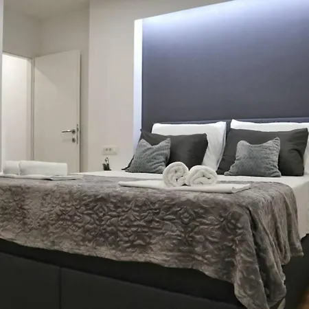 Luxury Dim Apartment Split