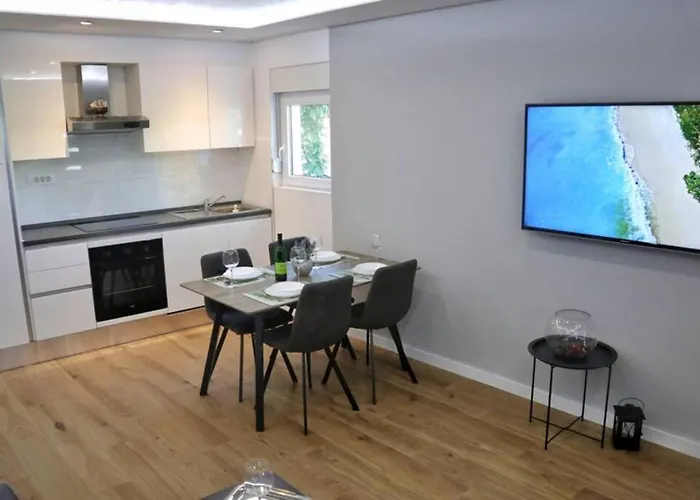 Luxury Dim Apartment Split